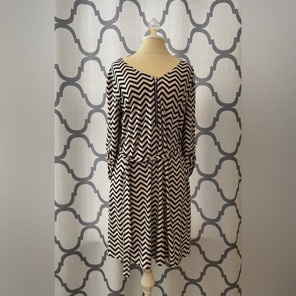 🤍sexy black and khaki chevron design shirt dress with gold zipper and belt🤍